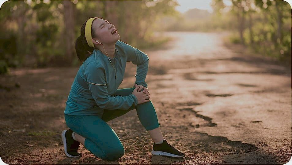 woman hurt knee while running